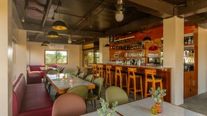 Serveert ontbijt, lunch, diner, openlucht dineren