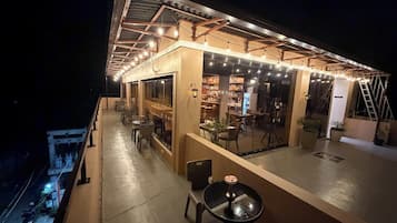 Breakfast, lunch, dinner served; al fresco dining