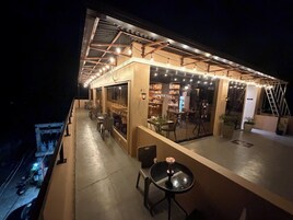 Breakfast, lunch, dinner served; alfresco dining