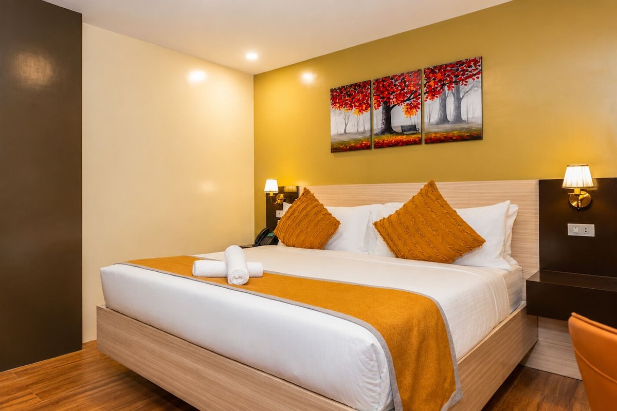 Executive Suite | In-room safe, blackout drapes, WiFi (free)