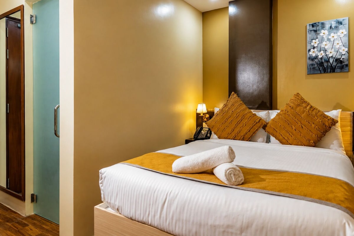 Deluxe Room | In-room safe, blackout drapes, WiFi (free)