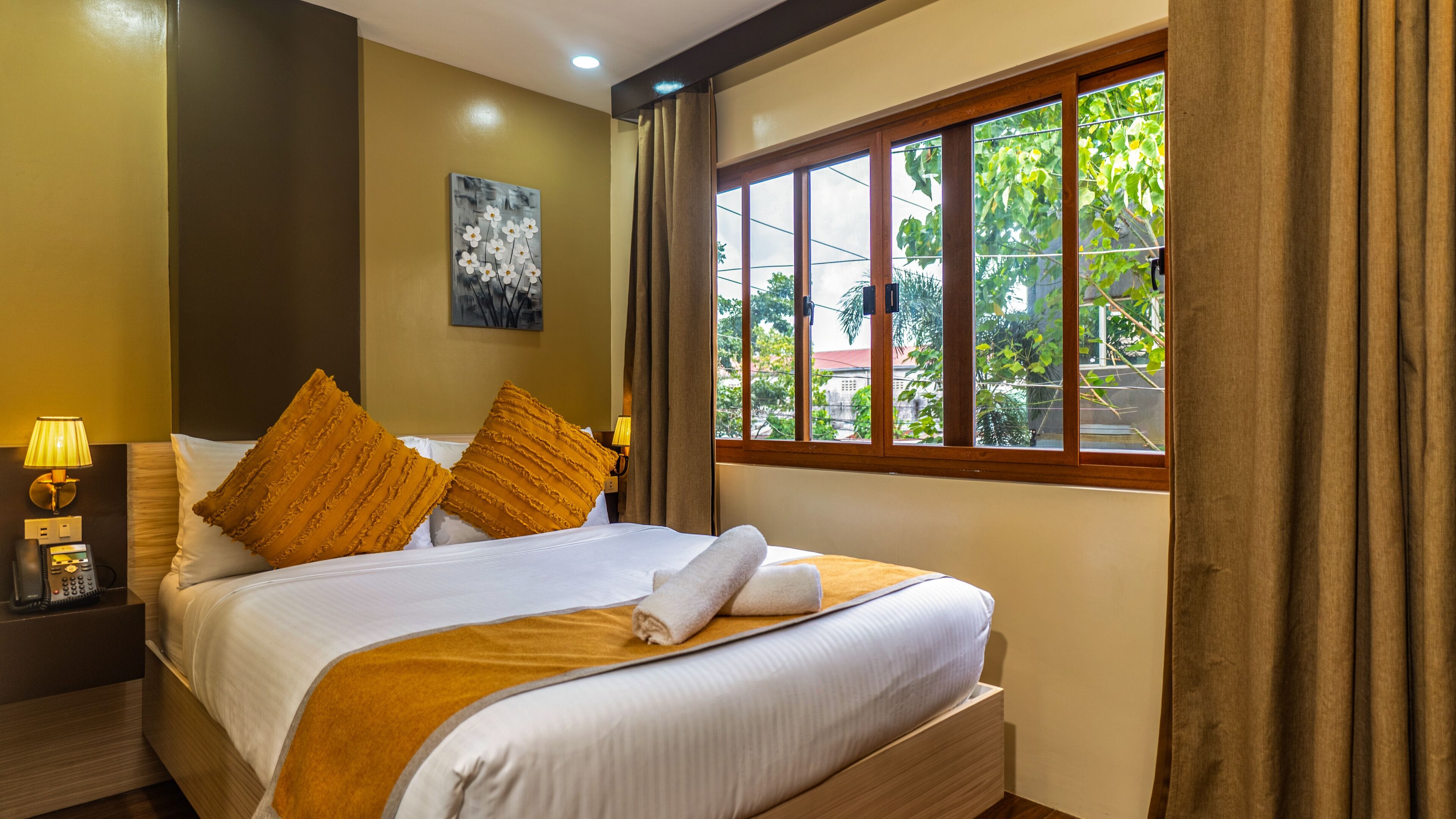 Deluxe Room | In-room safe, blackout drapes, free WiFi