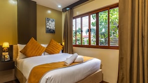 Deluxe tweepersoonskamer | Een kluis op de kamer, verduisterende gordijnen, gratis wifi