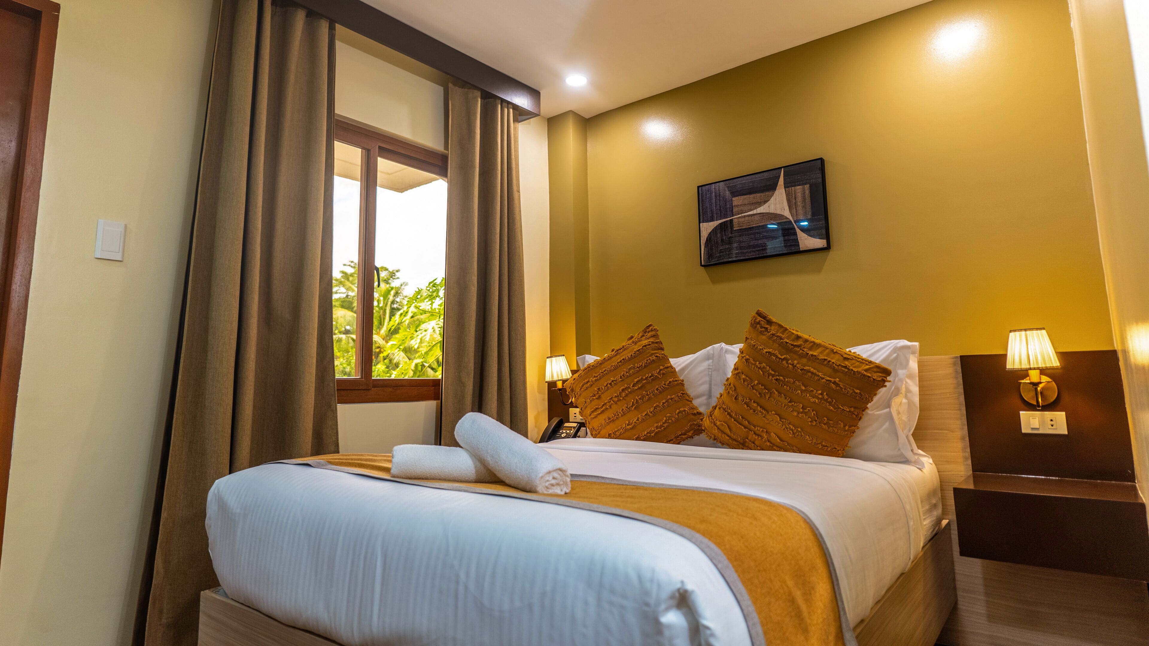 Premier tweepersoonskamer | Een kluis op de kamer, verduisterende gordijnen, gratis wifi