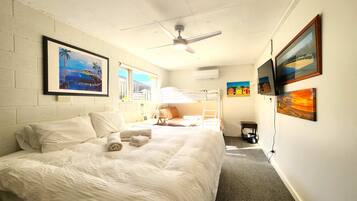 Escritorio, tabla de planchar con plancha, cuna de viaje y wifi gratis