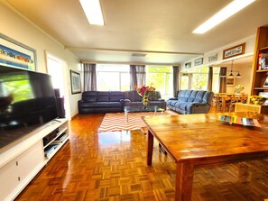 Smart-TV, Tischfußball, Bücher, Stereoanlage