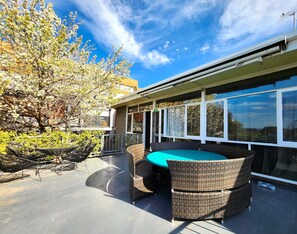 Outdoor dining - Aloha Bayside Family sleeps 23 Spa Sauna Garden Views (Highett)