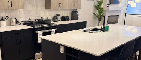 Geladeira, micro-ondas, fogão, cooktop