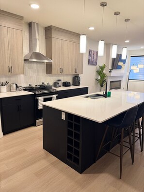 Fridge, microwave, oven, stovetop - Modern Cozy 3-Bed1-Bonus Room and Full kitchen • 20 Mins to Airport (Edmonton)