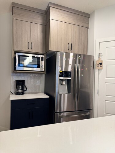 Modern Cozy 3-Bed1-Bonus Room and Full kitchen • 20 Mins to Airport