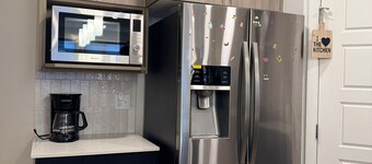 Modern Cozy 3-Bed1-Bonus Room and Full kitchen • 20 Mins to Airport