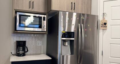 Modern Cozy 3-Bed1-Bonus Room and Full kitchen âą 20 Mins to Airport