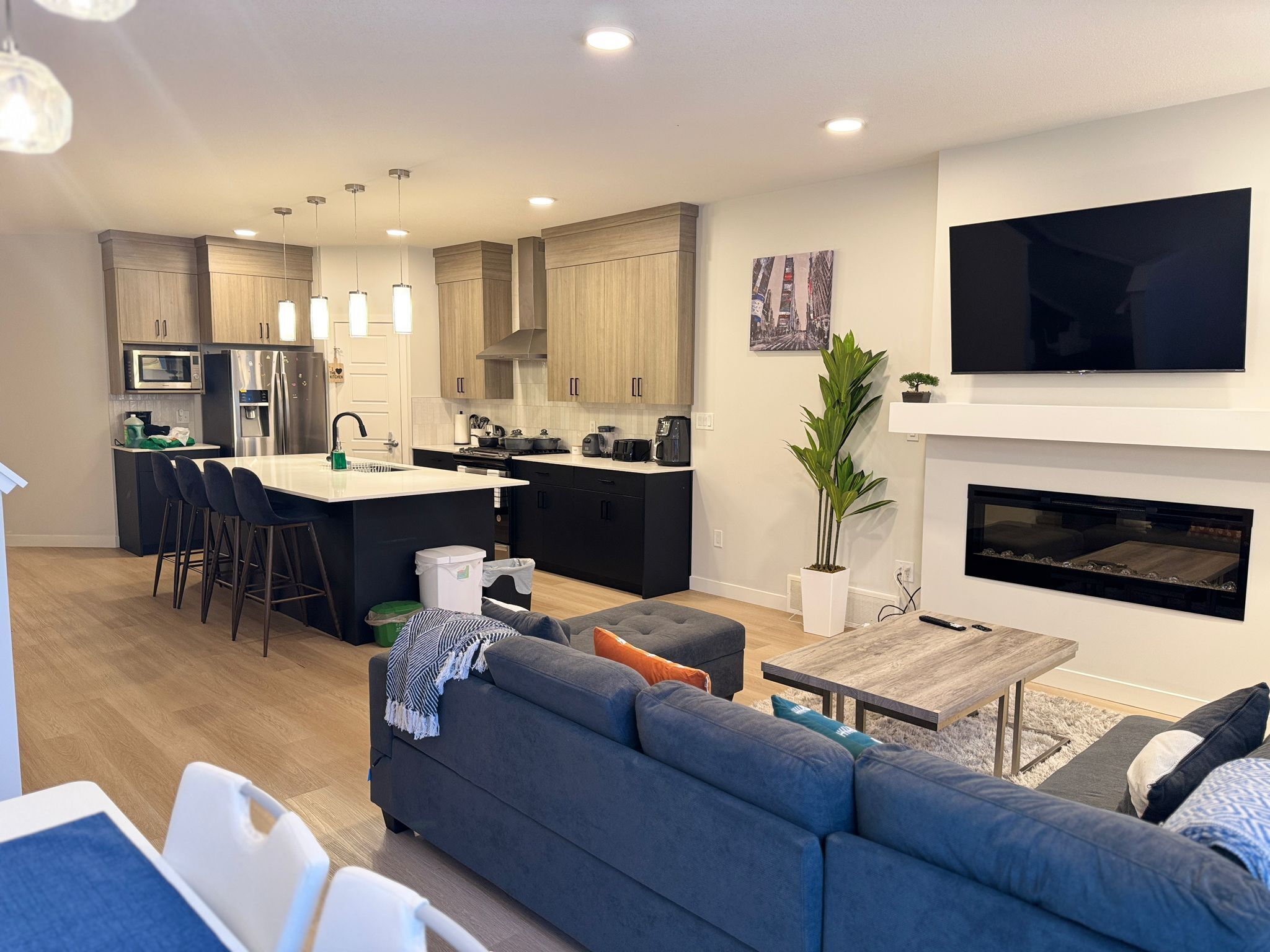 Smart TV, fireplace