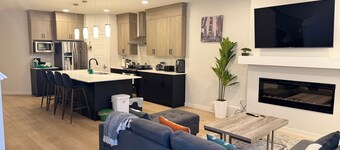 Modern Cozy 3-Bed1-Bonus Room and Full kitchen • 20 Mins to Airport