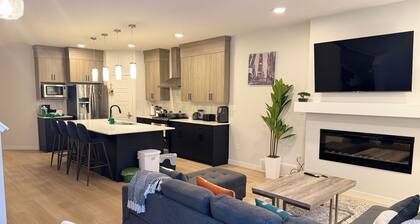 Modern Cozy 3-Bed1-Bonus Room and Full kitchen • 20 Mins to Airport