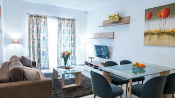 Apartment, 3 Bedrooms, Balcony, City View | Living area