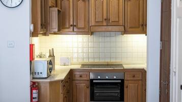 Apartment, 3 Bedrooms, Balcony, City View | Private kitchen