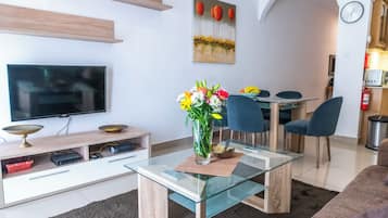 Apartment, 3 Bedrooms, Balcony, City View | Living area
