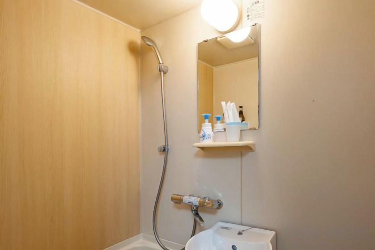 Vasca, asciugacapelli, pantofole, bidet elettronico