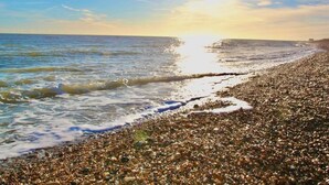 A beach with pebbles and waves. - Seaside Luxury Cottage *Aldeburgh* (Aldeburgh)