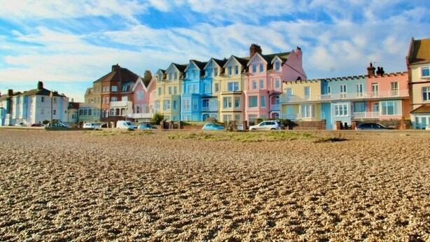 A row of colorful houses with a sandy foreground. - Seaside Luxury Cottage *Aldeburgh* (Aldeburgh)