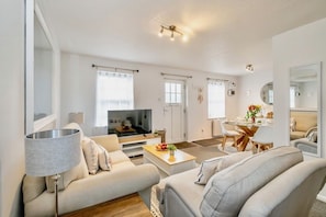 Flat-screen TV - Seaside Luxury Cottage *Aldeburgh* (Aldeburgh)