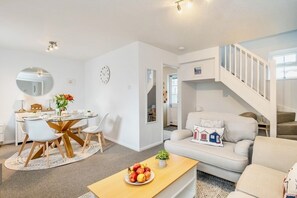 Flat-screen TV - Seaside Luxury Cottage *Aldeburgh* (Aldeburgh)