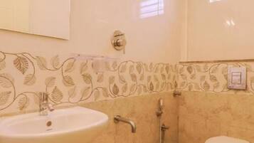 Ducha, artículos de tocador gratuitos, secador de pelo, toallas