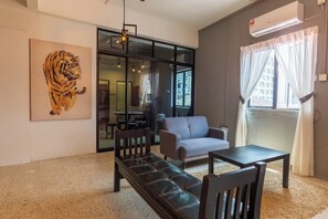 Living area - Mac Inn 94 (George Town)