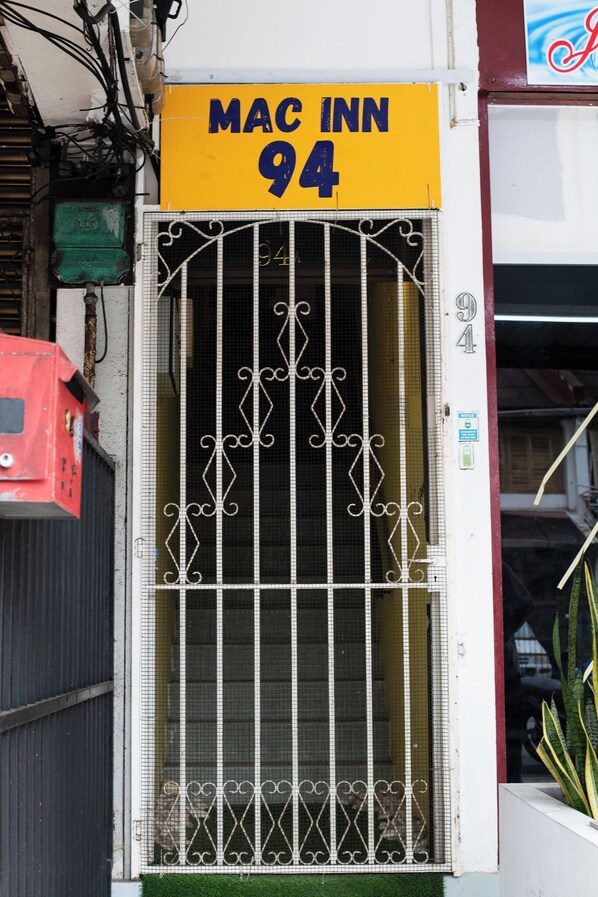 Exterior - Mac Inn 94 (George Town)