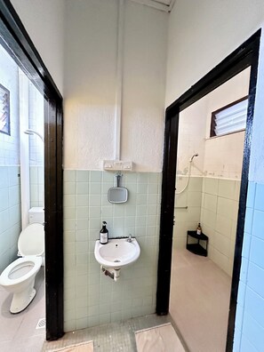 Slippers - Mac Inn 94 (George Town)
