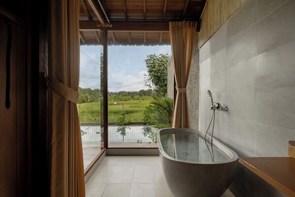 Villa, 1 slaapkamer (Rice Field View) | Badkamer | Badjassen, pantoffels