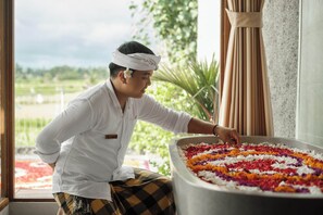 Minibar, free WiFi, bed sheets - Aranya Ubud Villa (Ubud)