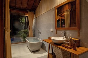 One Bedroom Villa with Rice Field View | Bathroom | Bathrobes, slippers - Aranya Ubud Villa (Ubud)