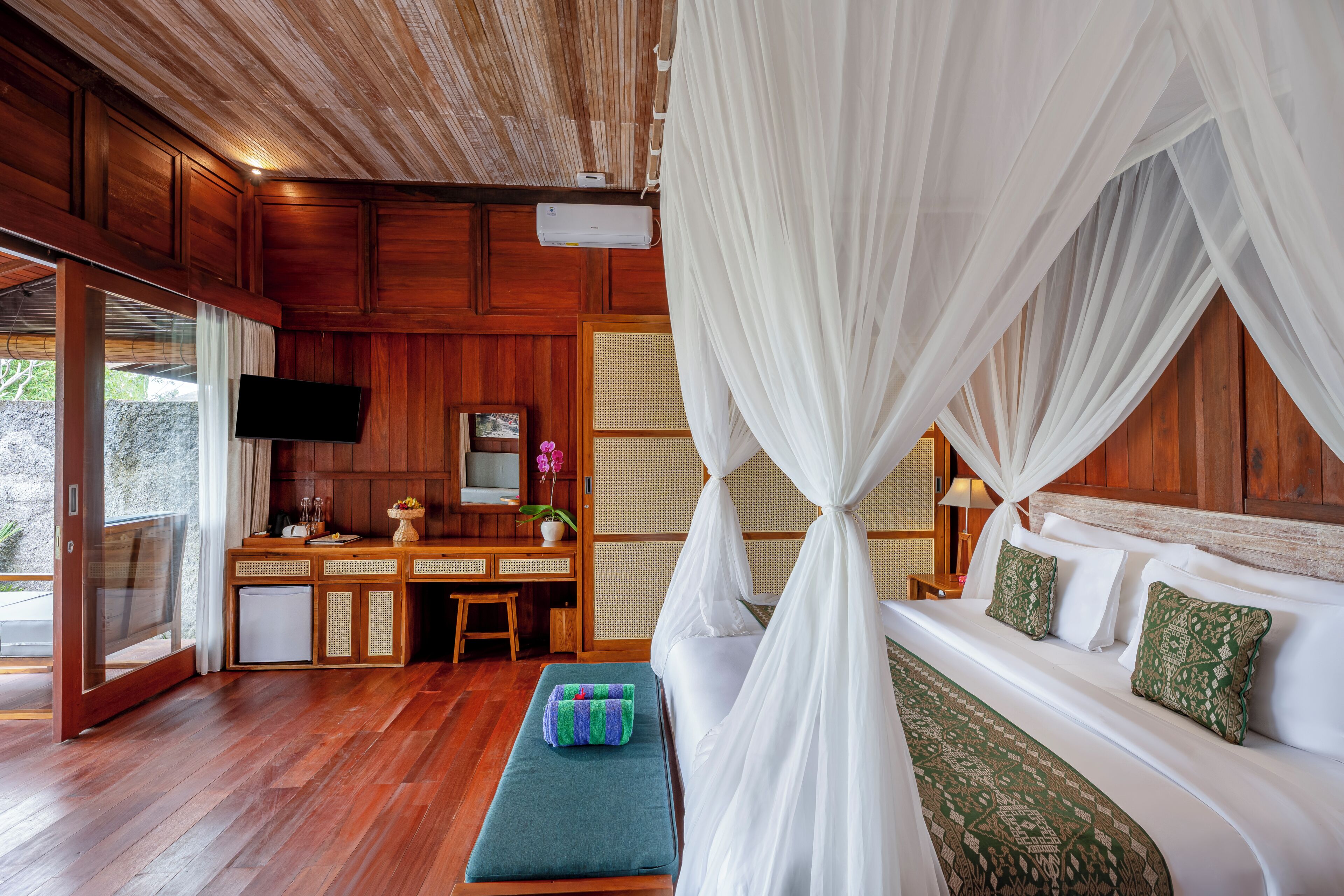 Minibar, free WiFi, bed sheets