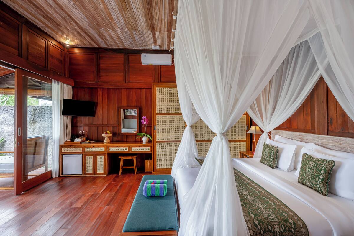 Minibar, free WiFi, bed sheets
