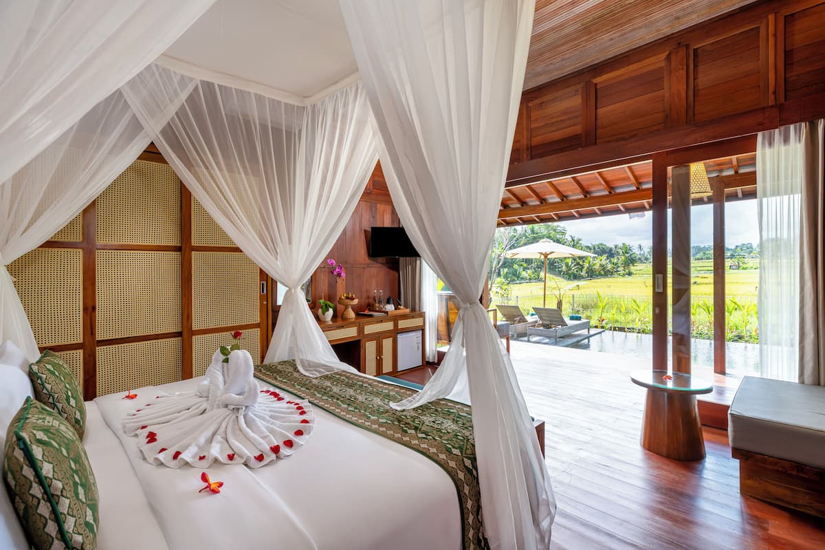 Minibar, free WiFi, bed sheets