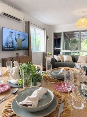 TV - Chic Urban Escape in Norman Park - Waterfront (Norman Park)