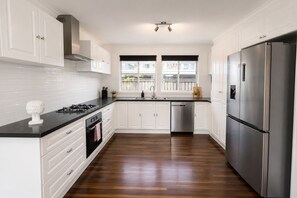 Dishwasher - Chic Urban Escape in Norman Park - Waterfront (Norman Park)