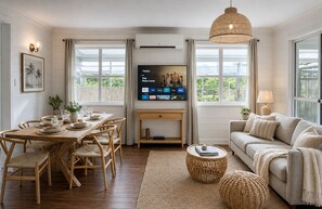TV - Chic Urban Escape in Norman Park - Waterfront (Norman Park)