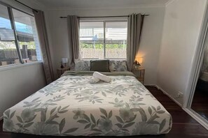 Een strijkplank/strijkijzer, wifi, beddengoed