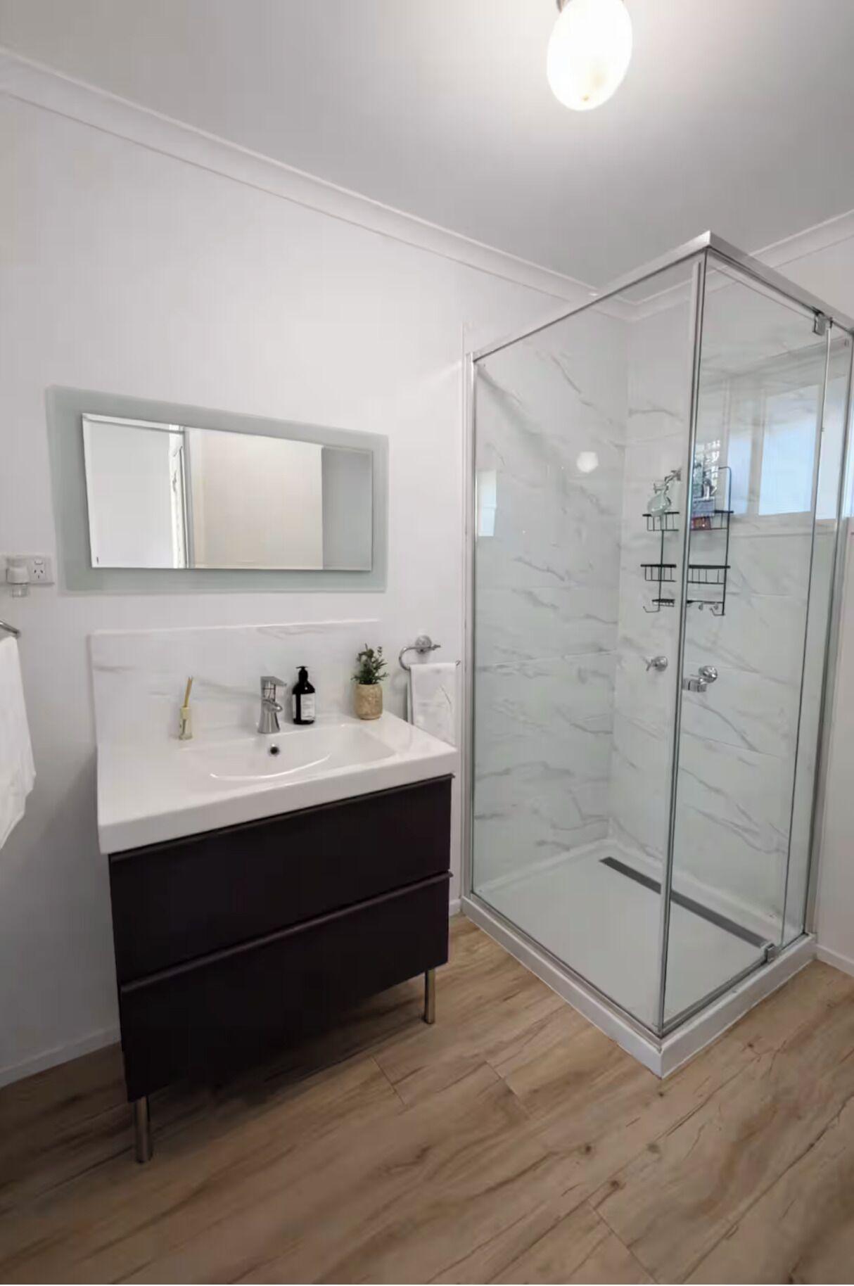 Shower, hair dryer, bidet, towels
