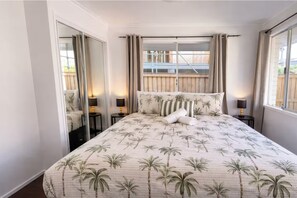 Iron/ironing board, WiFi, bed sheets - Chic Urban Escape in Norman Park - Waterfront (Norman Park)