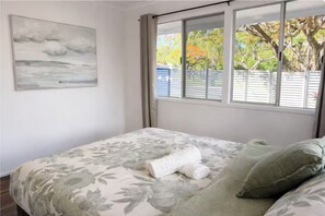 Iron/ironing board, WiFi, bed sheets - Chic Urban Escape in Norman Park - Waterfront (Norman Park)