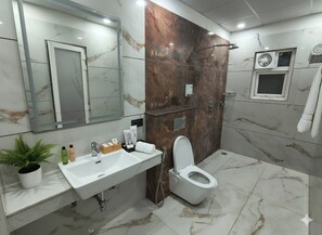 Toallas, jabón, shampoo, papel de baño 