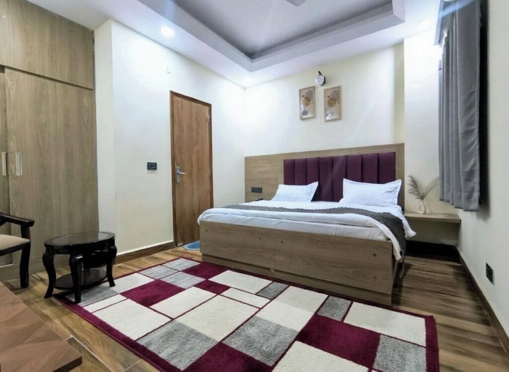 Deluxe Room, City View | Desk, free WiFi