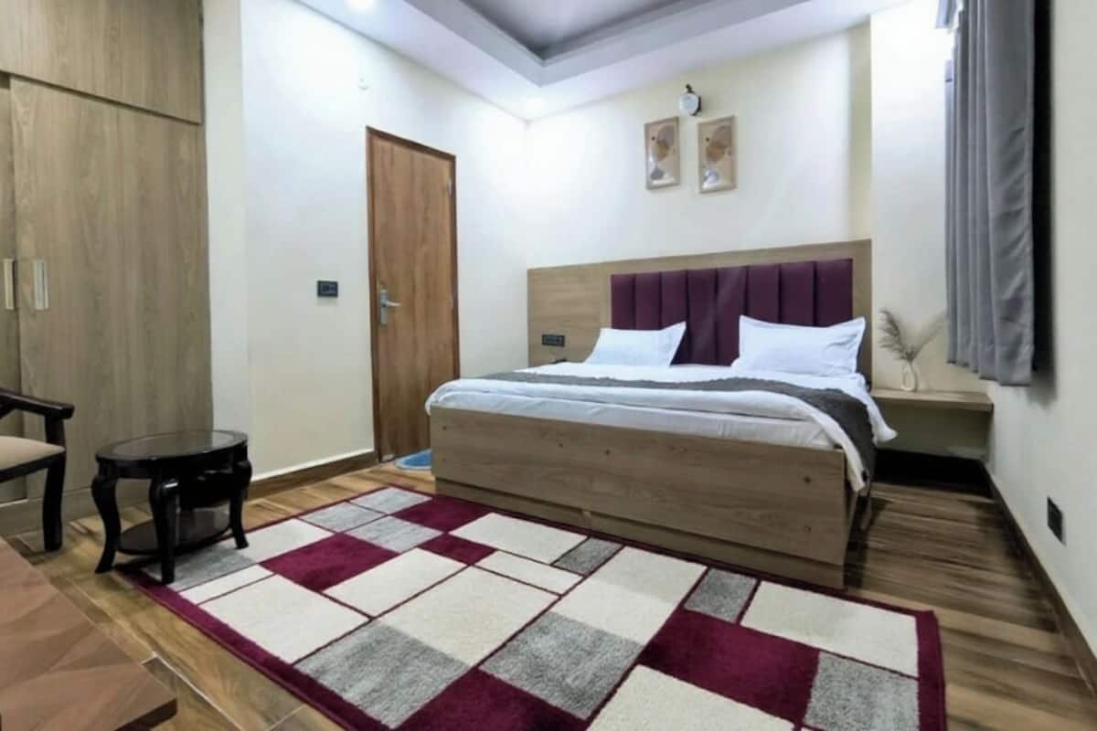 Deluxe Room, City View | Desk, free WiFi