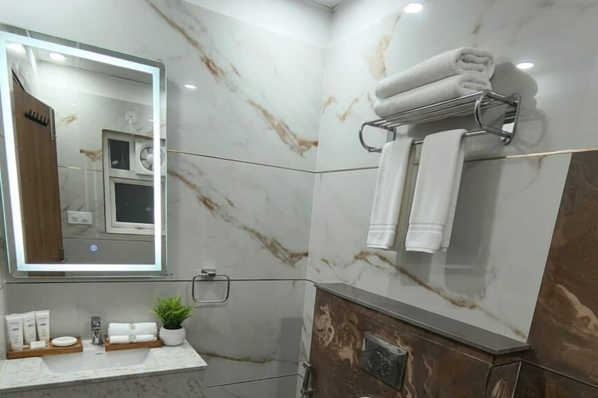 مناشف، صابون، شامبو، ورق حمّام