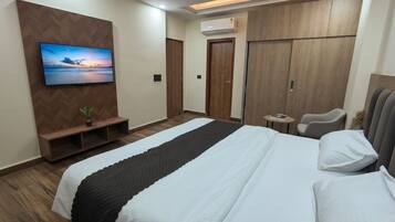 Quarto luxo, vista para a cidade | Escrivaninha, Wi-Fi de cortesia