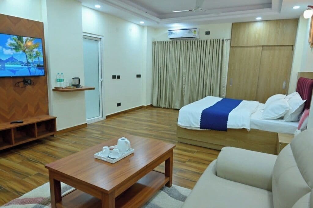 Standard Studio Suite | Desk, free WiFi